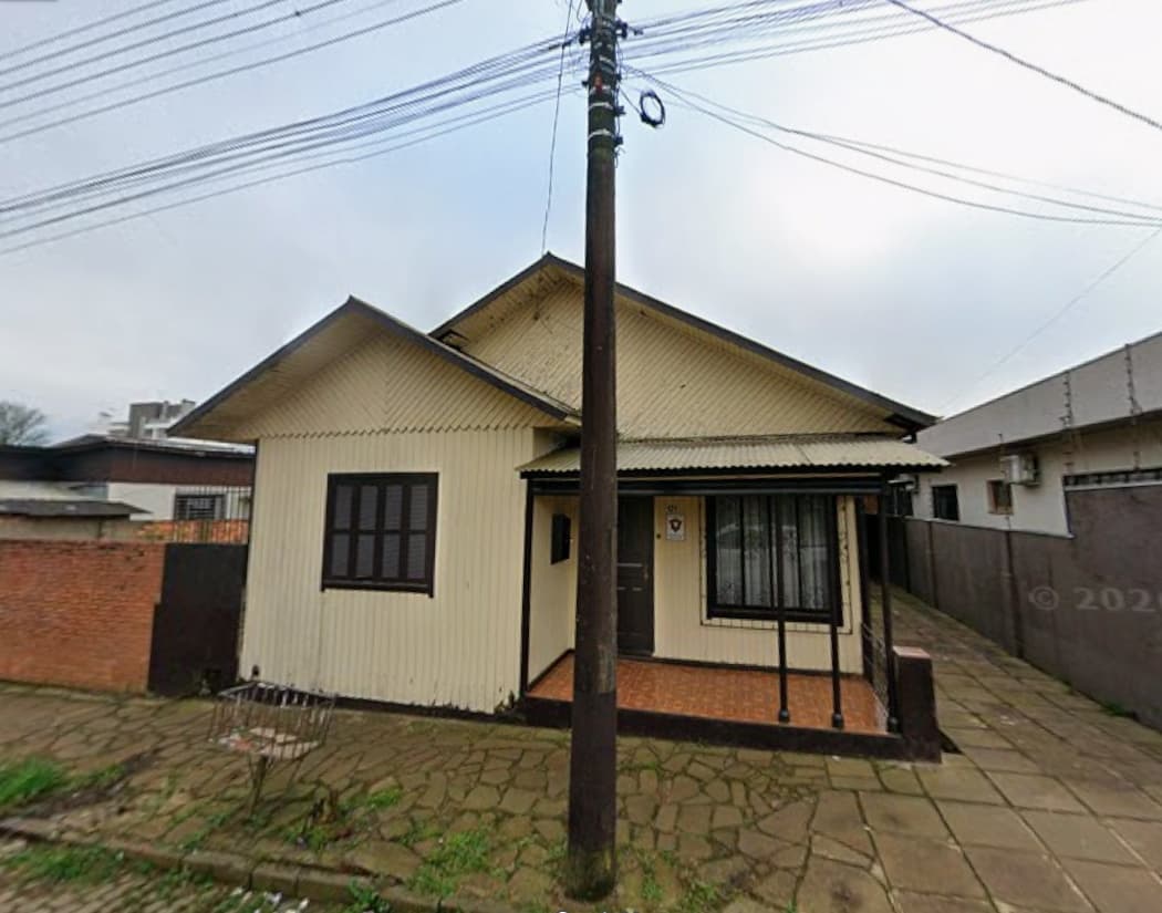 UM TERRENO COM CASA SITO A RUA ANTONIO VELHO Nº 121